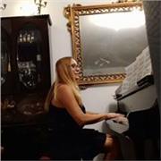 Insegnante di pianoforte diplomata al conservatorio di Roma. Corsi di pianoforte classico e moderno per bambini e adulti. Prepara in modo graduale ad esami di ammissione al conservatorio. Le lezioni si svolgeranno di pomeriggio. Possibilità anche di matti